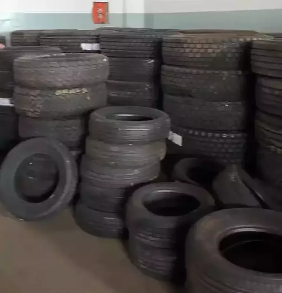 Pneus doados à Prefeitura são achados em borracharia e servidor vira suspeito