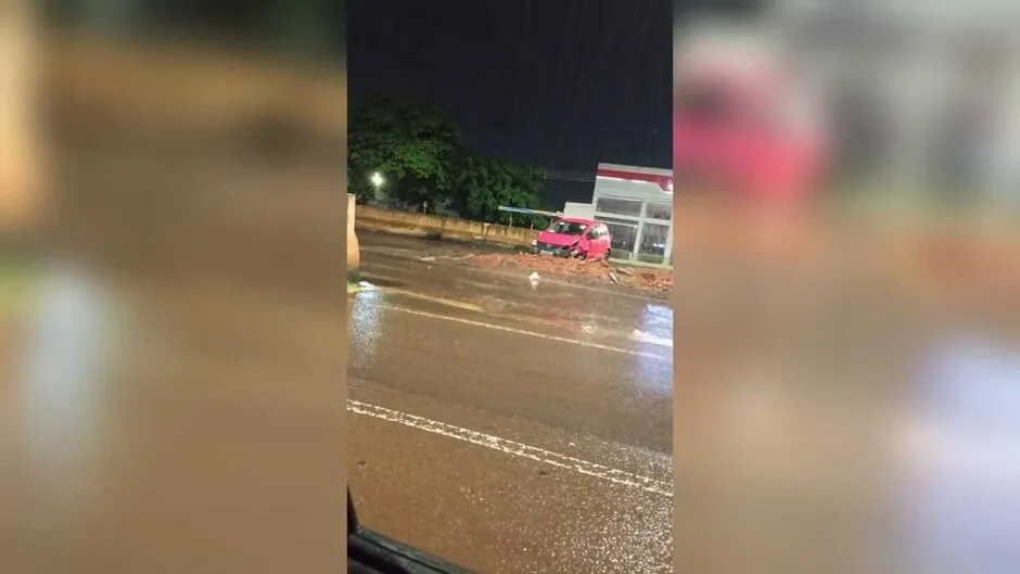 Após morte de estudante, motorista colide com o mesmo pilar de obra