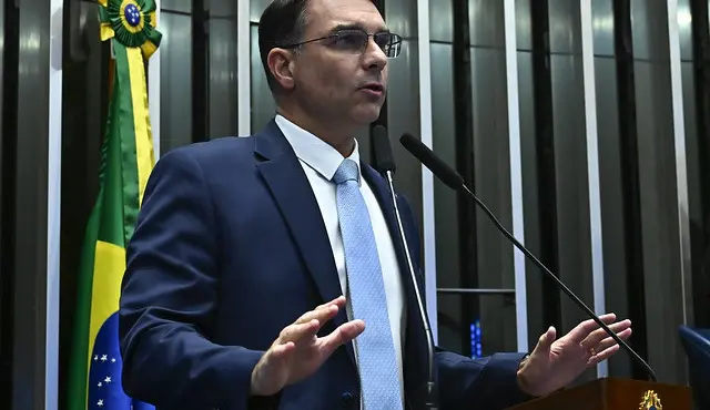 Flávio Bolsonaro diz que devolverá R$ 13,6 mil gastos com passagens para fazer pré-campanha