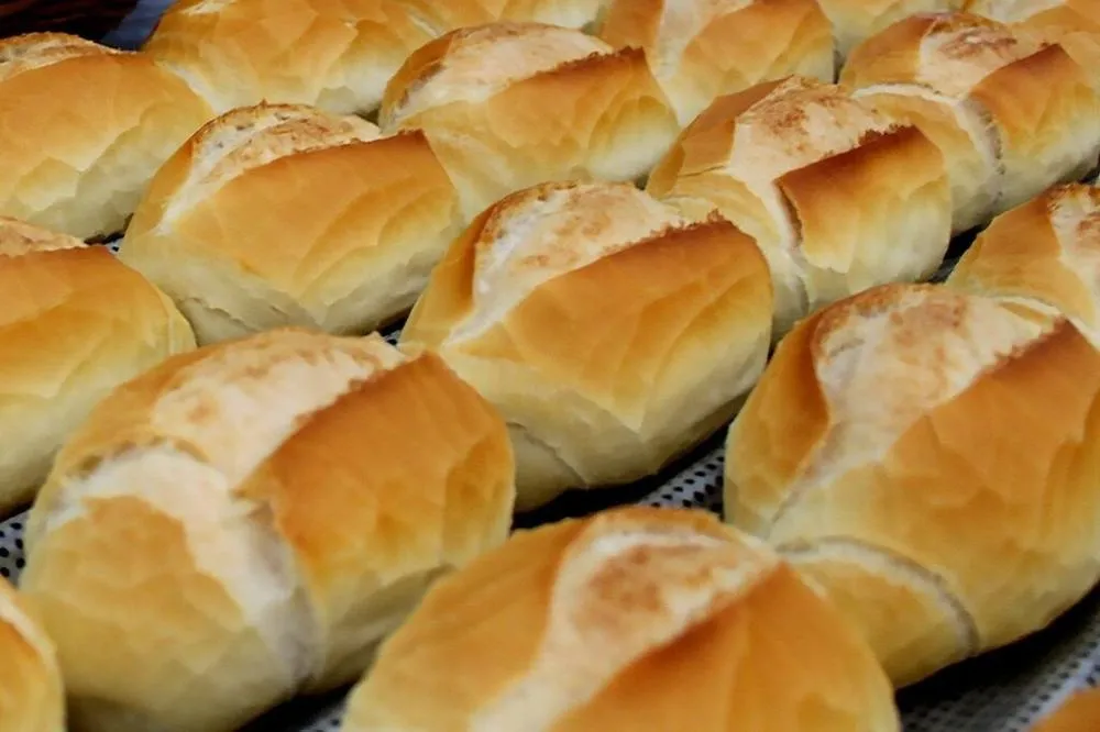 Fornada de pão francês em padaria (Foto: Reprodução)