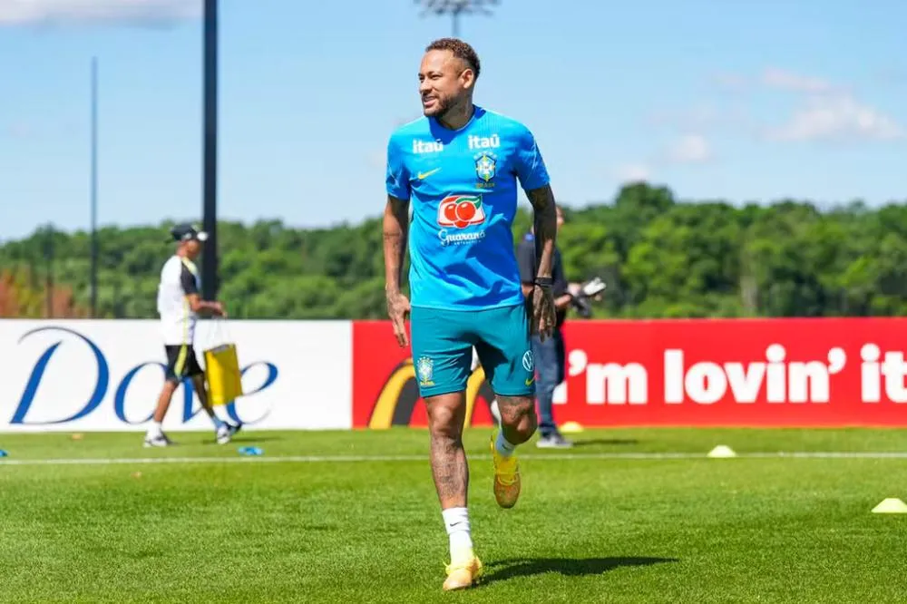 Neymar em treino pela Seleção; atacante pode estrear hoje (Foto: Rafael Ribeiro/CBF)