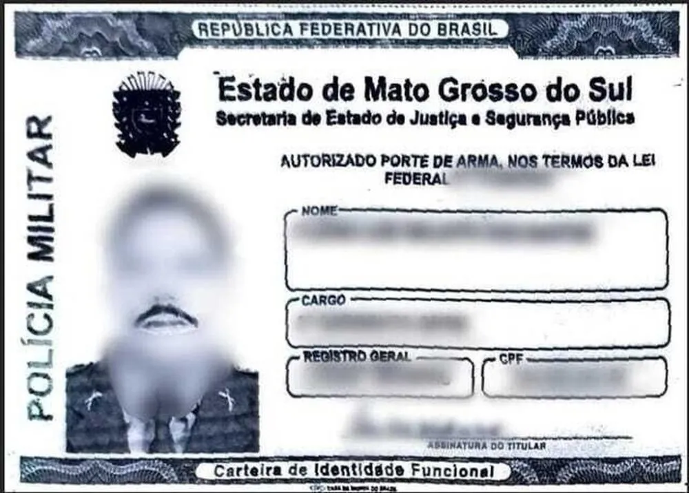 Carteira funcional do policial militar que teria sido reconhecido em crime pelo bigode. (Foto: Reprodução)