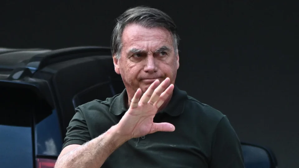 Jair Bolsonaro em frente à sua casa, em Brasília, em setembro de 2025. Moraes autorizou Flávio a voltar a visitar o pai, mas proibiu o senador de usar esse contato para fazer campanha (Foto: EFE/Andre Borges)