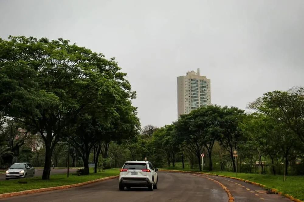 Céu encoberto por nuvens marca o início da manhã desta quinta-feira em Campo Grande, com previsão de chuva e queda nas temperaturas (Foto: Juliano Almeida)