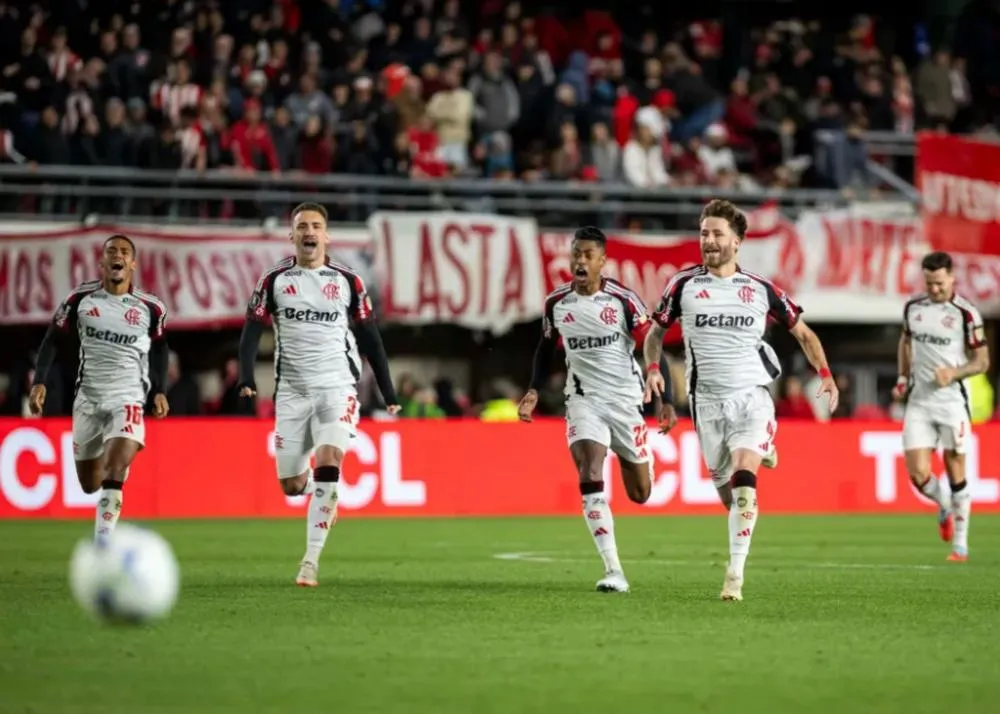 Jogadores do Flamengo comemoram classificação sobre o Estudiantes no ano passado (Foto: Divulgação)