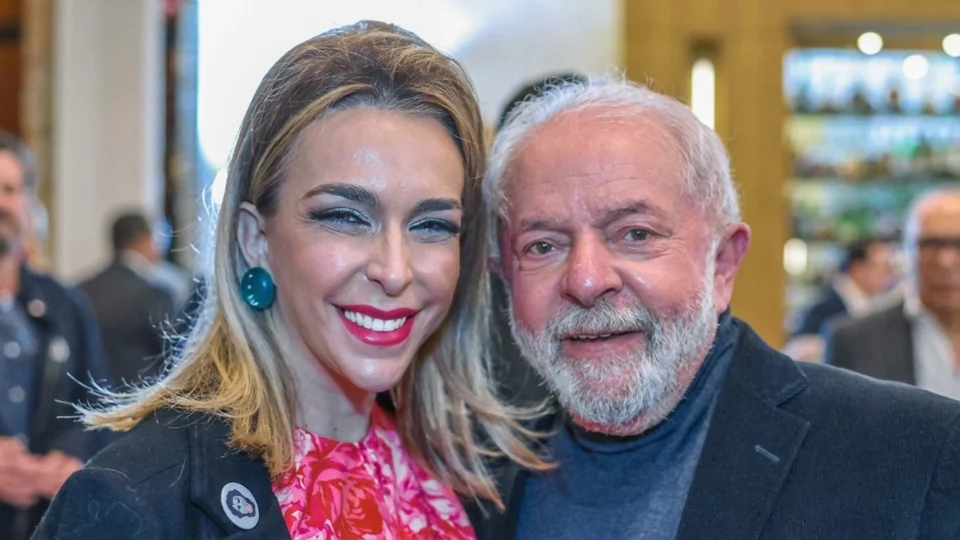 Roberta Luchsinger com Lula, em 2022, durante um encontro de campanha com advogados e juristas de esquerda. (Foto: Ricardo Stuckert/PT)