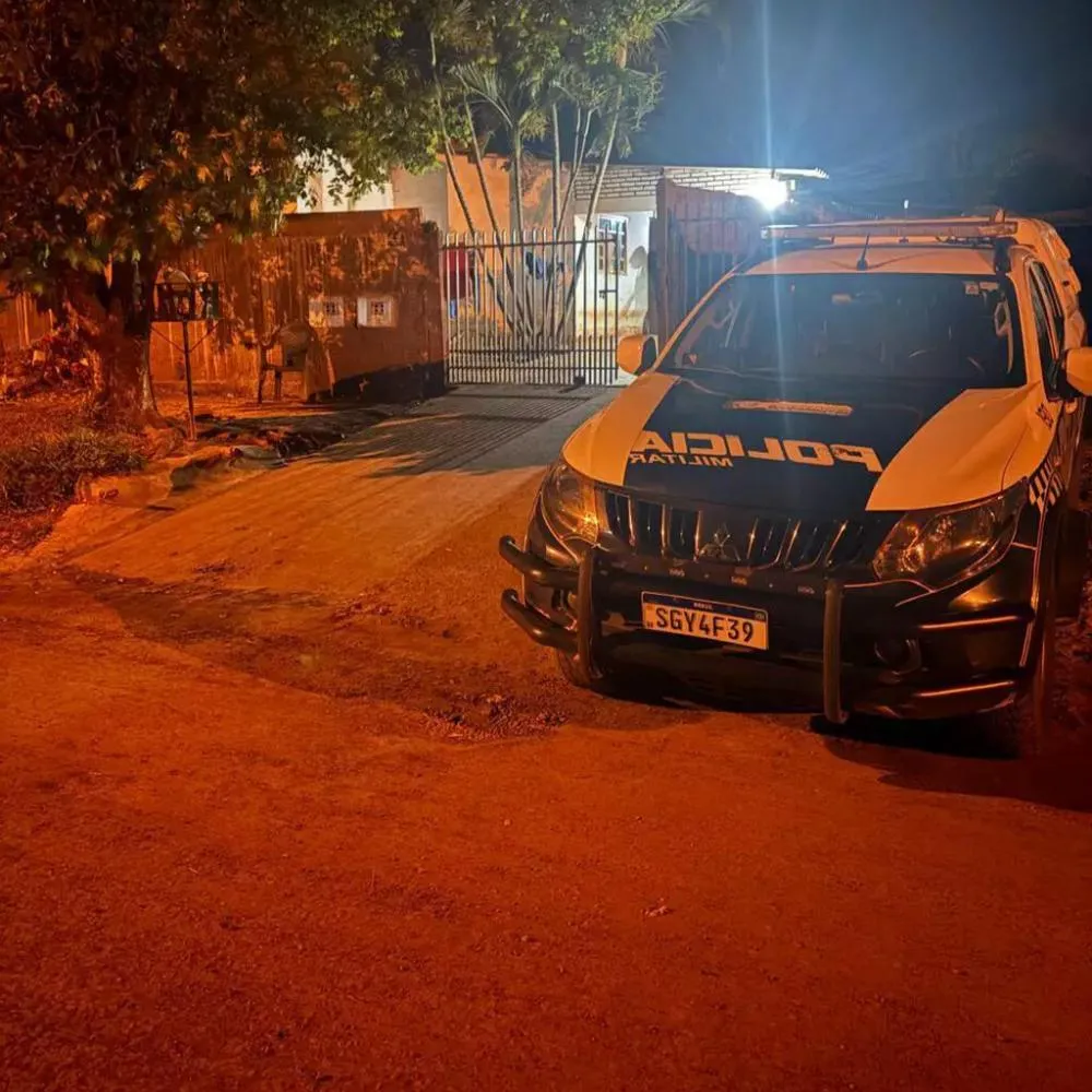 Viatura da Polícia Militar em frente a casa onde crime ocorreu (Foto: Divulgação/PM)