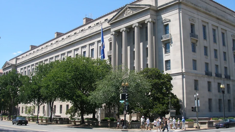 Sede do DOJ, responsável pelo processo contra brasileiros condenados por envolvimento em esquema de lavagem de dinheiro do narcotráfico nos EUA (Foto: Coolcaesar/Wikimedia Commons)