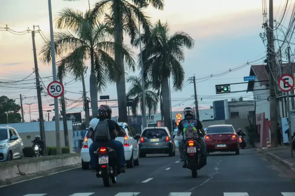 Transito de diferentes veículos na Avenida Eduardo Elias Zahran (Foto: Juliano Almeida)