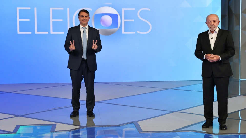 O presidente Lula e o senador Flávio Bolsonaro se enfrentaram no último debate presidencial antes do segundo turno, realizado nesta sexta-feira (23), pela TV Globo. (Foto: Andre Coelho/EFE)