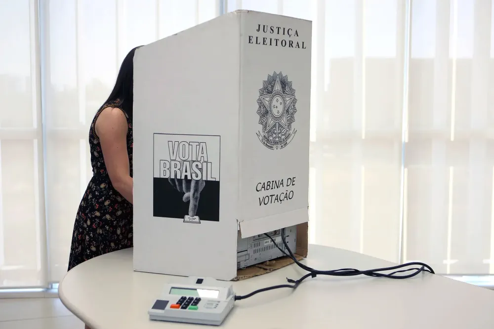 Eleitor vota em seção eleitoral; Nova Zelândia foi o primeiro país a abrir as urnas para o segundo turno neste sábado, 24 | Foto: Roberto Jayme/Ascom/TSE