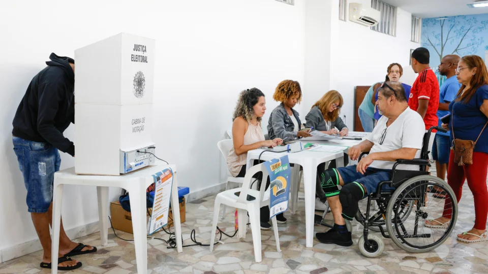 Quem não votou no primeiro turno ainda pode participar da votação de 25 de outubro, desde que esteja com o título eleitoral em situação regular. (Foto: Fernando Frazão/Agência Brasil)