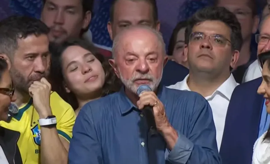 Lula discursa ao lado de aliados; ele foi reeleito presidente do Brasil, segundo o TSE | Foto: Reprodução/CNN Brasil