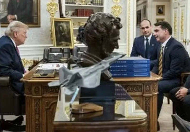 Ocasião em que o presidente Donald Trump recebia o senador Flávio Bolsonaro em maio de 2026 - Foto: White House.